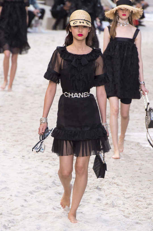 时尚秀场_巴黎时装周_Chanel 2019春夏_上海服装设计工作室_大衣贴牌
